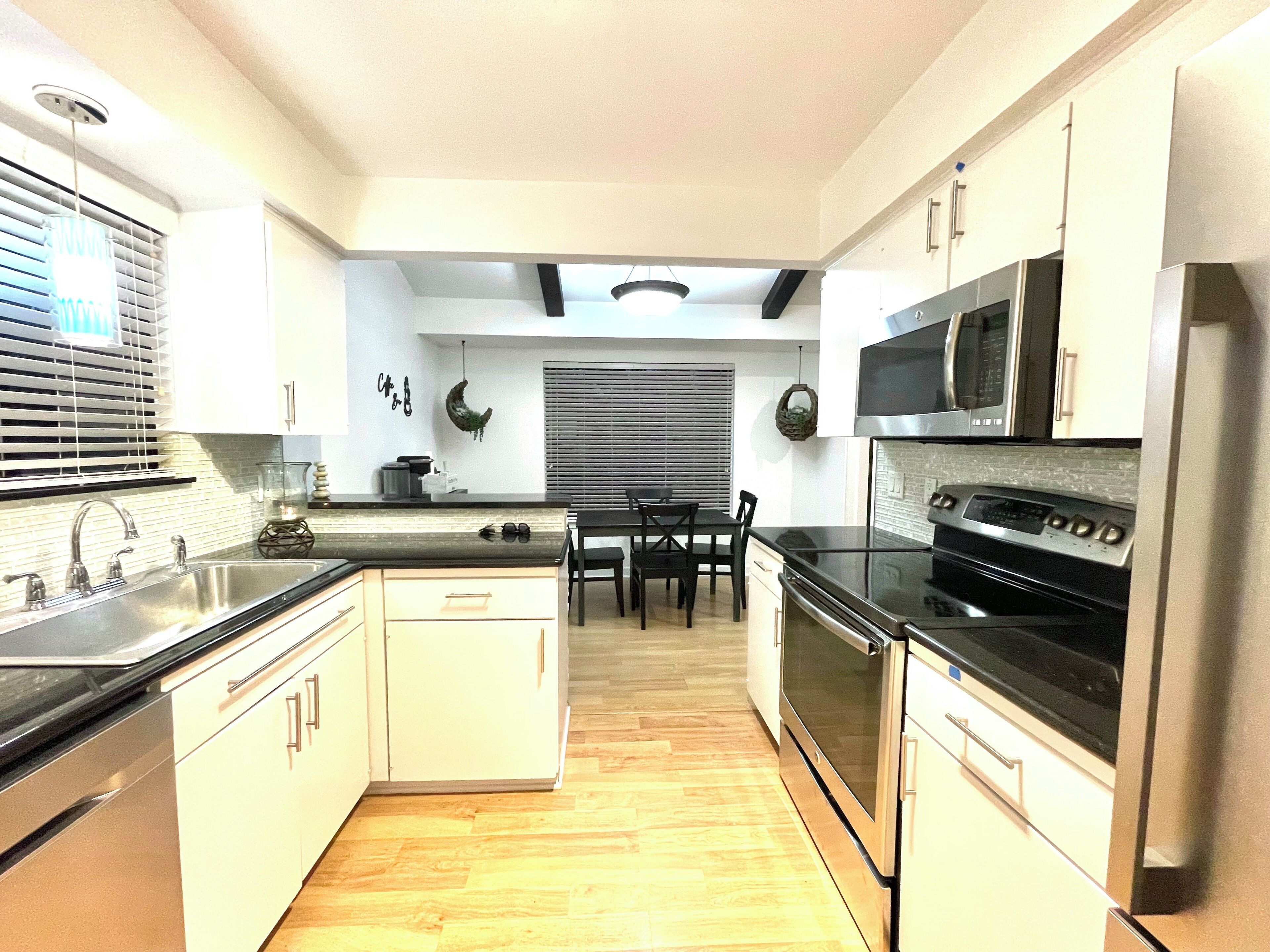 Mikrovågsugn, ugn, spishäll och diskmaskin