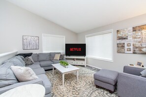 Smart TV - King I Patio I Garage I Self-Checkin I Smart TVs (West Fargo)