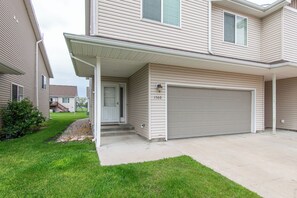 Exterior - King I Patio I Garage I Self-Checkin I Smart TVs (West Fargo)