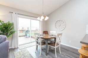 Dining - King I Patio I Garage I Self-Checkin I Smart TVs (West Fargo)