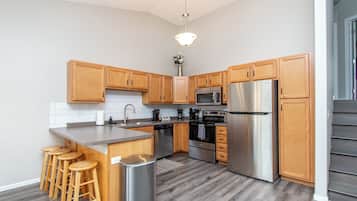 雪櫃、微波爐、焗爐、爐具