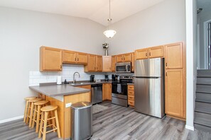 Fridge, microwave, oven, stovetop - King I Patio I Garage I Self-Checkin I Smart TVs (West Fargo)