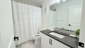 Toalhas de banho, papel higiênico