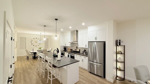 Mikrowelle, Ofen, Herdplatte, Geschirrspüler