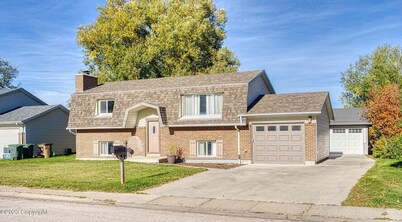 4 bedroom home close to camplex, airport and shopping 