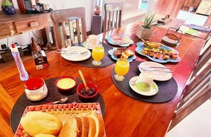 Free daily continental breakfast  - Casa Santa María Búzios (Búzios)