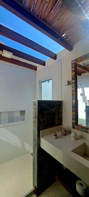 Standard Suite | Bathroom | Soap, shampoo, toilet paper - Casa Santa María Búzios (Búzios)