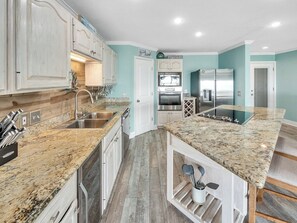 Frigorífico, microondas, horno y placa de cocina