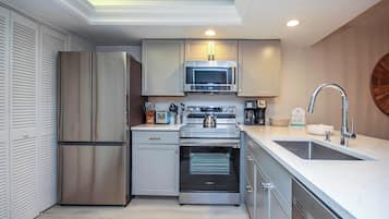 Kühlschrank, Mikrowelle, Ofen, Herdplatte