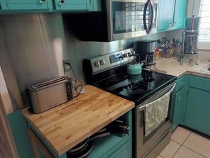 Refrigerador, microondas, horno y parrilla de estufa