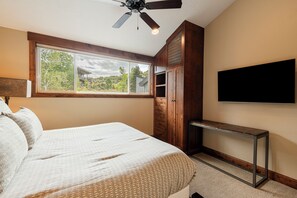4 bedrooms, desk, iron/ironing board, free WiFi
