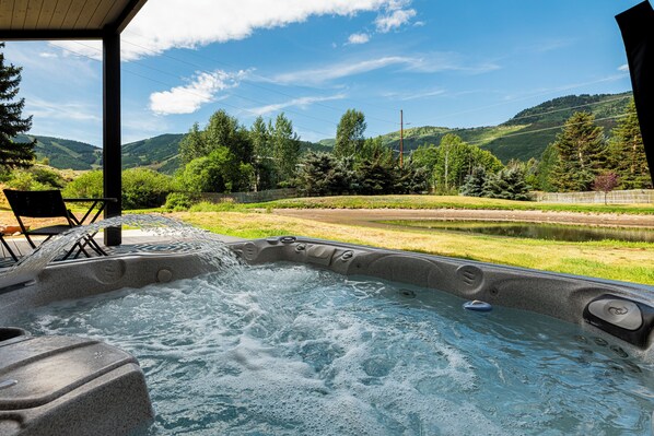 Outdoor spa tub