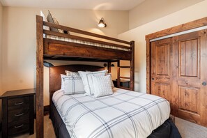4 bedrooms, desk, iron/ironing board, free WiFi