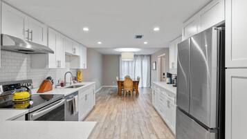 Kylskåp, mikrovågsugn, ugn och spishäll