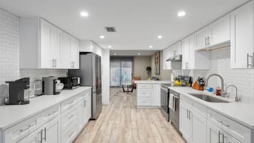 Køleskab, mikrobølgeovn, ovn, kogeplade