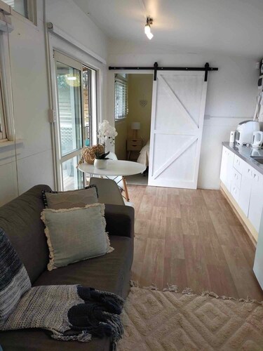 Lovely 1-bedroom cabin in Hakaru. Take a break and unwind at this peaceful oasis