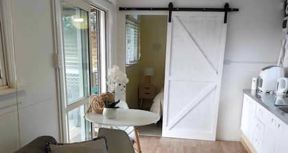 Lovely 1-bedroom cabin in Hakaru. Take a break and unwind at this peaceful oasis