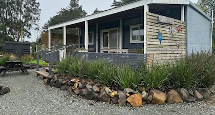 Lovely 1-bedroom cabin in Hakaru. Take a break and unwind at this peaceful oasis