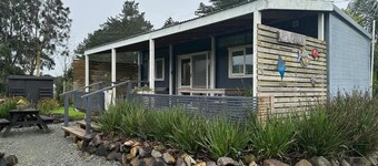 Lovely 1-bedroom cabin in Hakaru. Take a break and unwind at this peaceful oasis