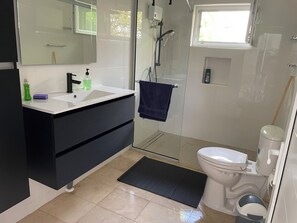 Dusj, hårføner, håndklær og sjampo