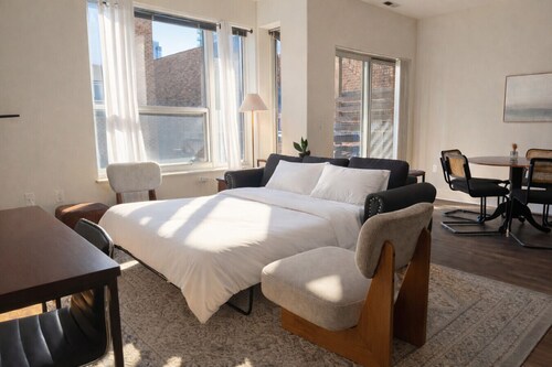 Upscale Apartment Near Lake Michigan