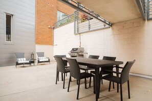 Outdoor dining - Upscale Apartment Near Lake Michigan (Milwaukee)