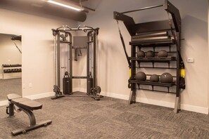 Fitness facility - Upscale Apartment Near Lake Michigan (Milwaukee)