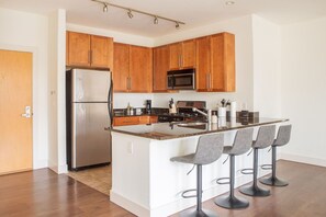 Réfrigérateur, four à micro-ondes, un four, surface de cuisson