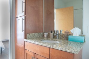 Hair dryer, towels - Upscale Apartment Near Lake Michigan (Milwaukee)