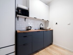 Réfrigérateur, micro-ondes, plaque de cuisson, grille-pain
