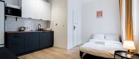 Tabla de planchar con plancha, wifi y ropa de cama