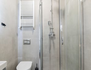 Douche, sĂšche-cheveux, serviettes fournies