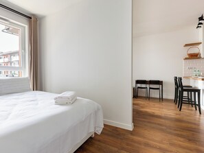 1 dormitori, planxa i posts de planxar, wifi i roba de llit