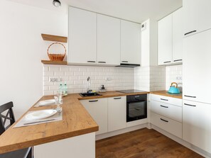 Fridge, oven, stovetop, dishwasher