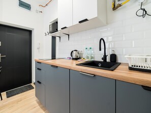 Køleskab, mikrobølgeovn, kogeplade, brødrister