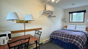 Classic Room, Courtyard View | Laptop workspace, free WiFi