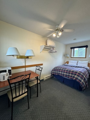 Classic Room, Courtyard View | Laptop workspace, free WiFi