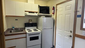 Classic Room, Courtyard View | Private kitchen | Mini-fridge, microwave, stovetop, cookware/dishes/utensils