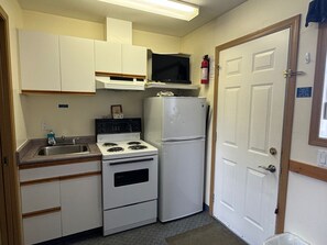 Quarto clássico, vista para o pátio | Cozinha privada | Frigobar, micro-ondas, cooktop, talheres/pratos/utensílios de cozinha