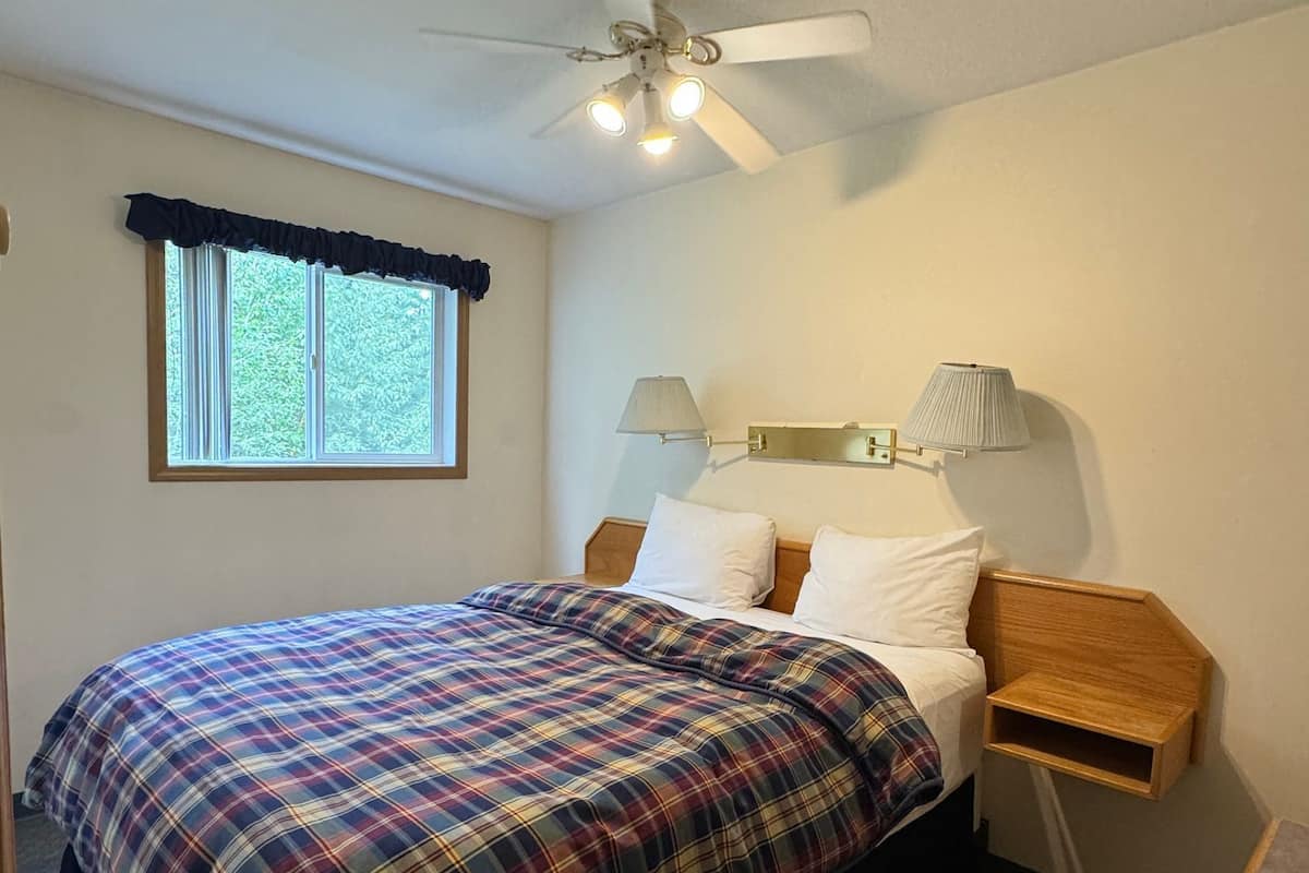 Deluxe Double Room, Mountain View | Laptop workspace, free WiFi