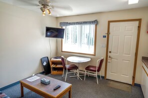 Classic-huone, näköala pihalle | Oleskelualue