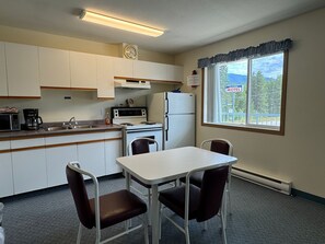 Quarto casal conforto, cozinha, vista para a montanha | Cozinha privada | Frigobar, micro-ondas, cooktop, talheres/pratos/utensílios de cozinha