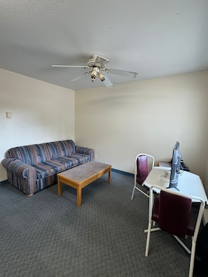 Deluxe Double Room, Mountain View | Living area