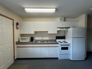 Deluxe Double Room, Mountain View | Private kitchen | Mini-fridge, microwave, stovetop, cookware/dishes/utensils