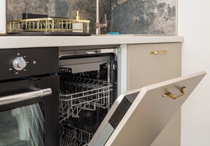 Fridge, oven, stovetop, dishwasher