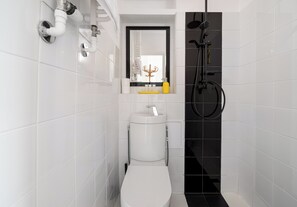 Dusche, kostenlose Toilettenartikel, Haartrockner, Handtücher