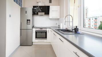 Jääkaappi, uuni, liesi, astianpesukone