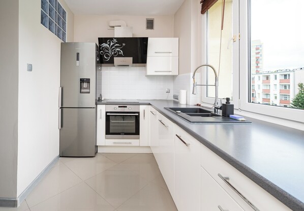 Fridge, oven, stovetop, dishwasher