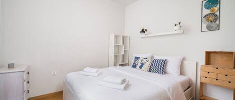 1 dormitori, planxa i posts de planxar, wifi i roba de llit