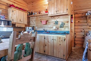 Refrigerador, microondas, cafetera y tetera y utensilios de cocina 
